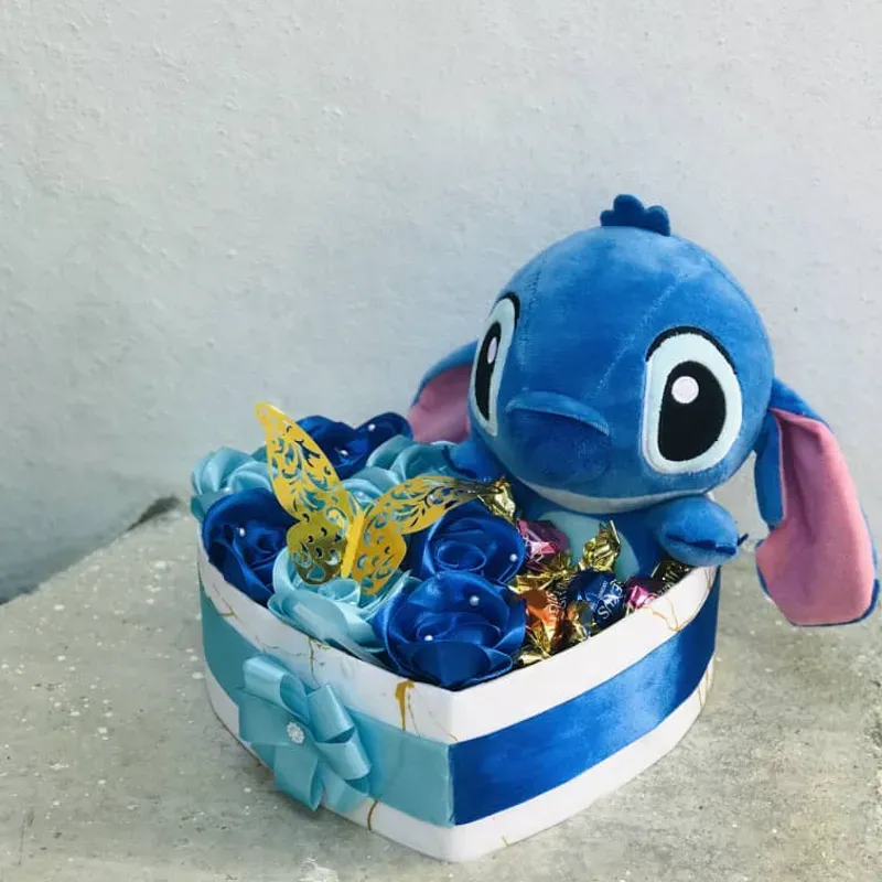 Caja con rosas, bombones y peluches