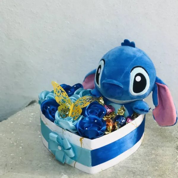 Caja con rosas, bombones y peluches