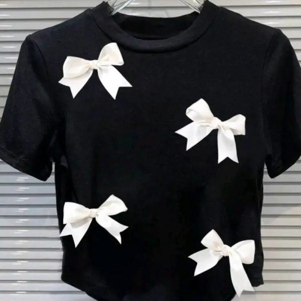 Camiseta de manga corta negra  y lazo decorativo