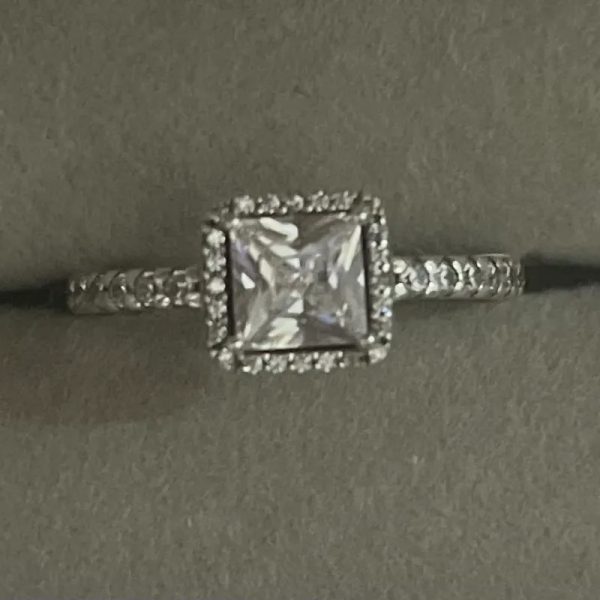 Anillo piedra cuadrada blanca