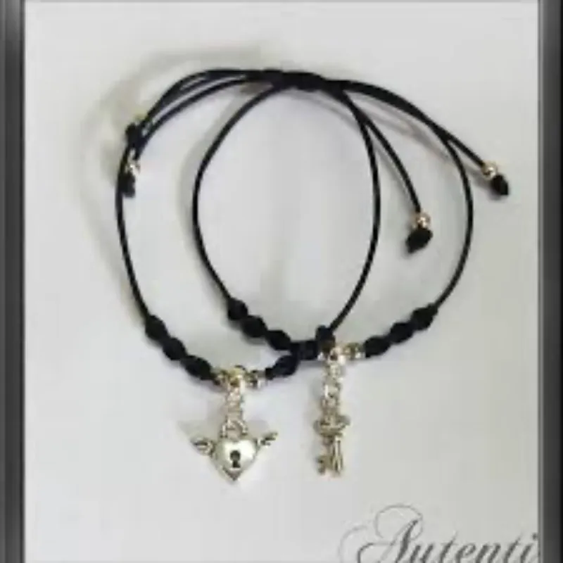 Candado con corazón y llave sencillos