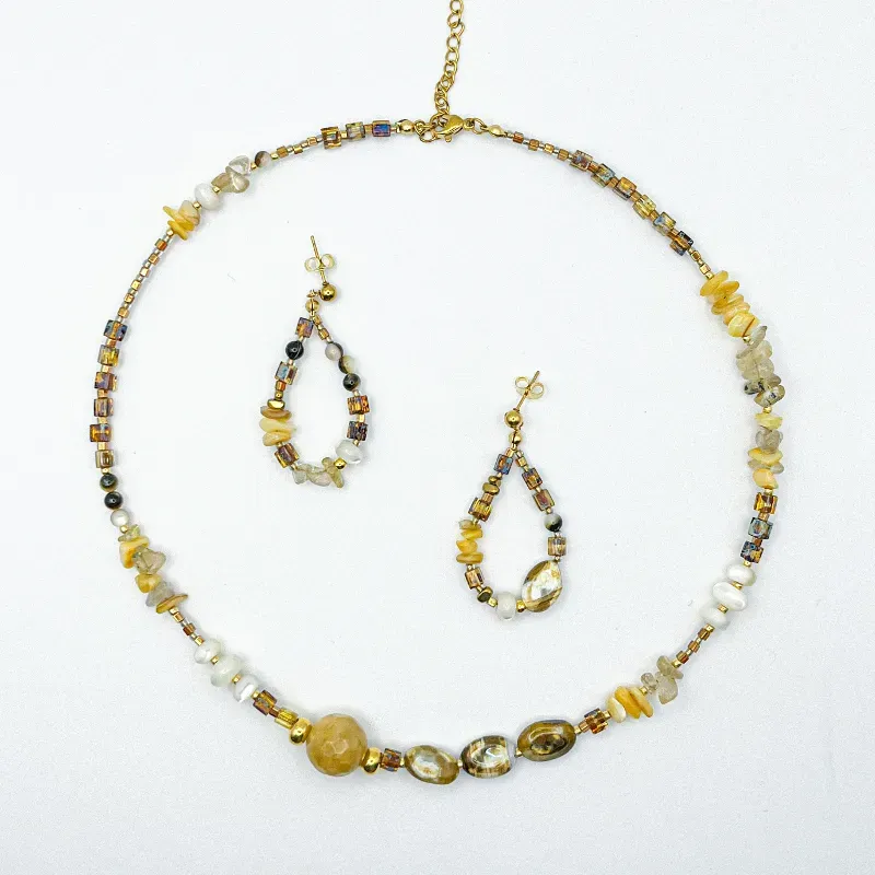 Conjunto de collar y aretes con cuentas miyuki, piedras semipreciosas y nácar