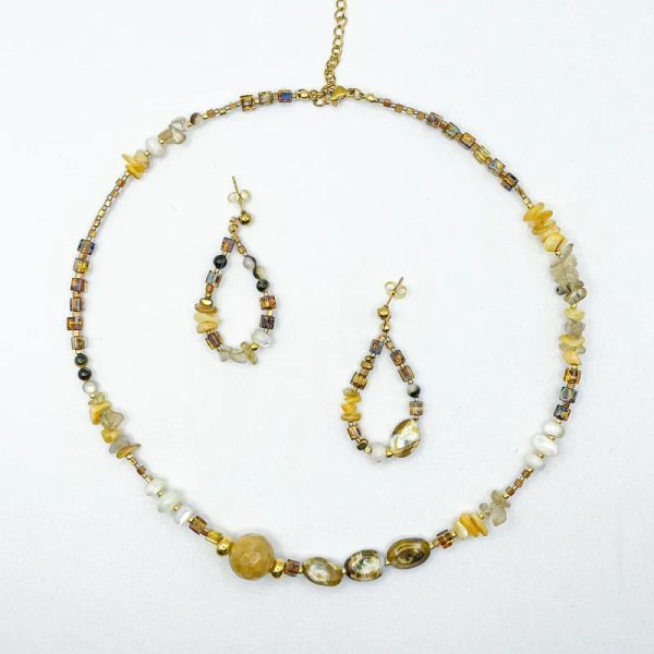 Conjunto de collar y aretes con cuentas miyuki, piedras semipreciosas y nácar