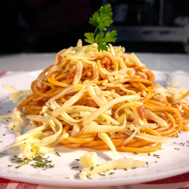 Spaghettini Your choice of tomato sauce with Italian spices or ham and cheese topped with parmesan cheese, served with garlic bread.