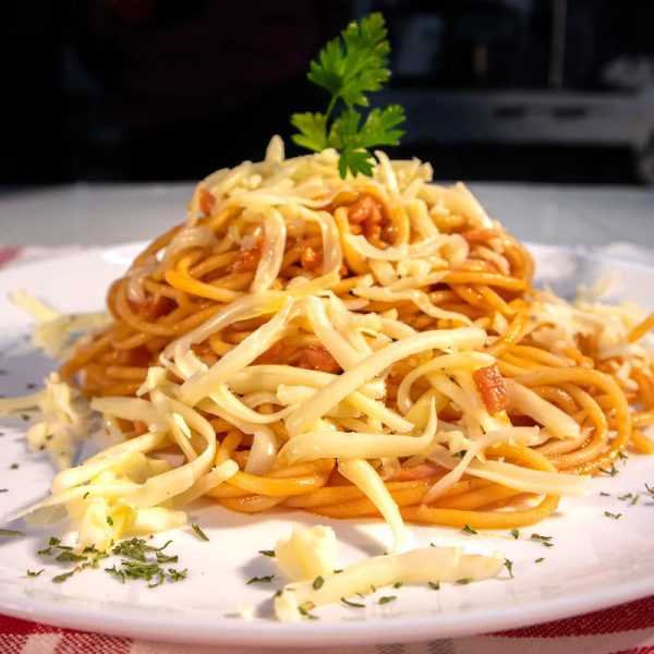 Spaghettini Your choice of tomato sauce with Italian spices or ham and cheese topped with parmesan cheese, served with garlic bread.