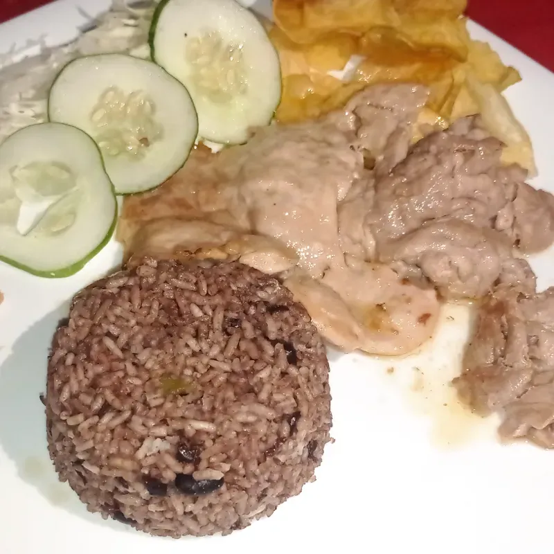 Bistec de pollo grillé