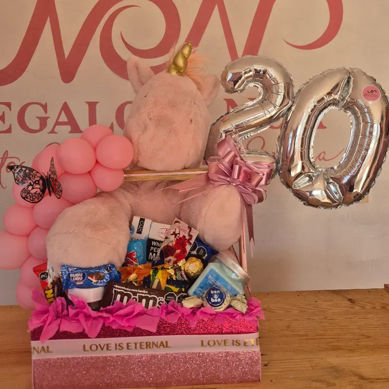 Caja con peluche de unicornio