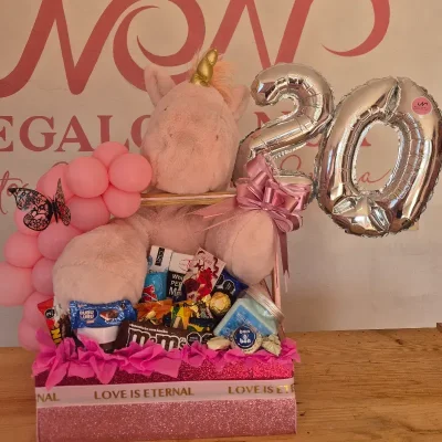 Caja con peluche de unicornio