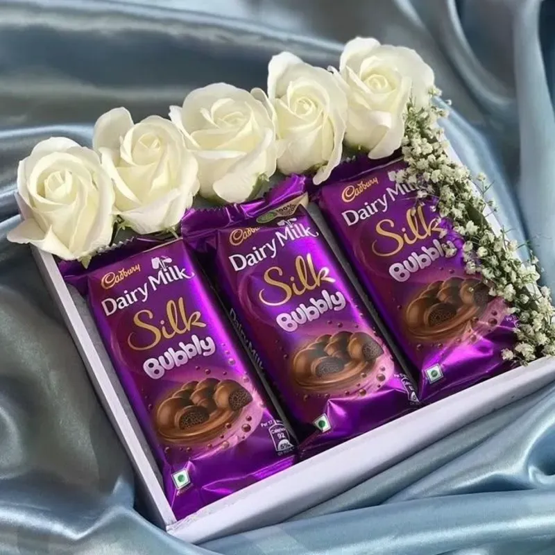 Caja con chocolates y rosas eternas