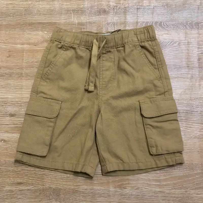 Short marrón claro con bolsillos a los lados