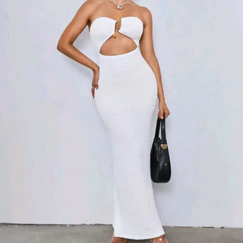 Vestido largo blanco ajustado con pieza dorada