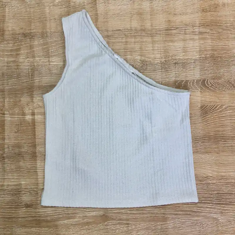 Blusa de un hombro color blanca