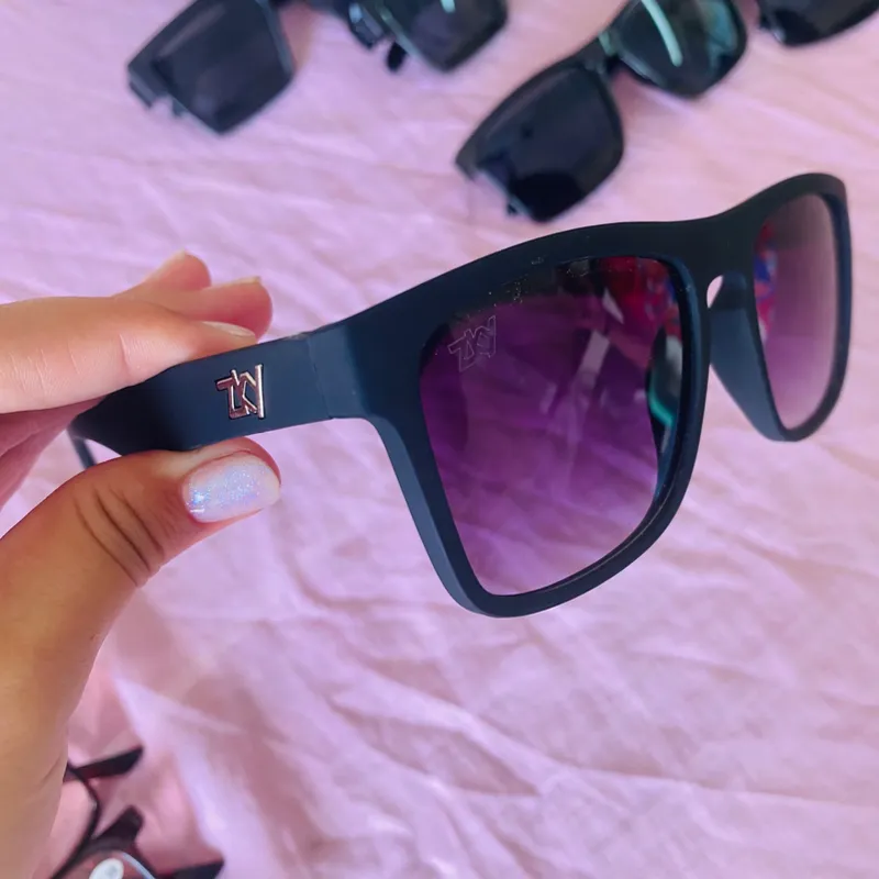 Gafas de sol con lentes oscuros