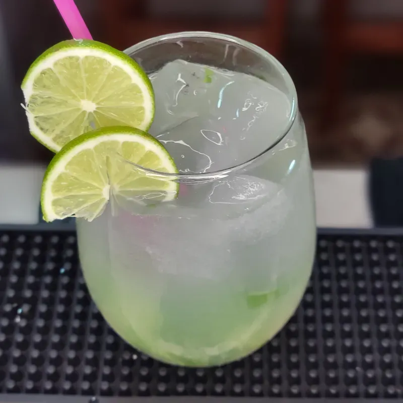 Mocktail con yerba buena.