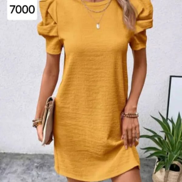 Vestido mostaza con mangas elegantes