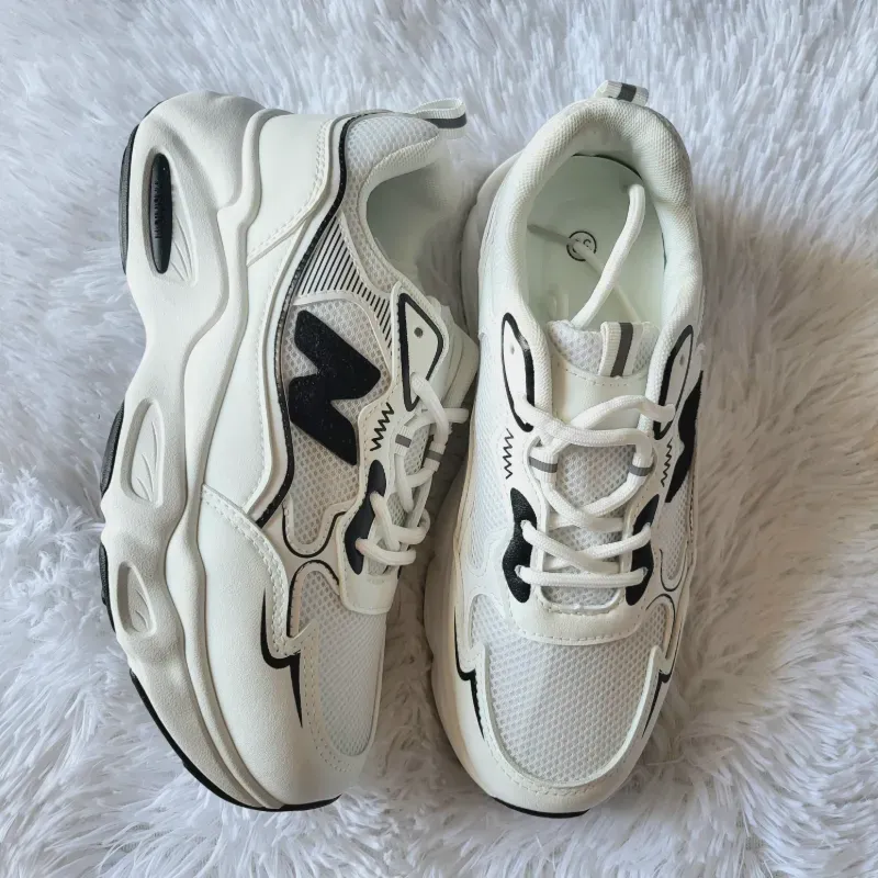 New balance blancas y negras