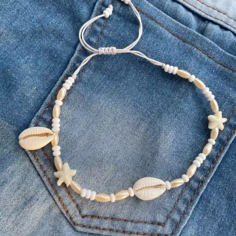 Tobillera veraniega con dijes de caracol