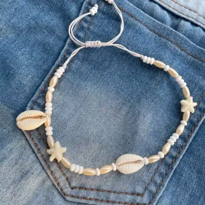 Tobillera veraniega con dijes de caracol