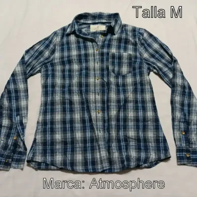 Camisa mangas larga de azul de cuadros.