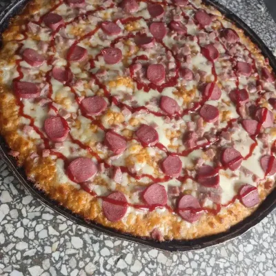 Pizza familiar redonda de Salchicha