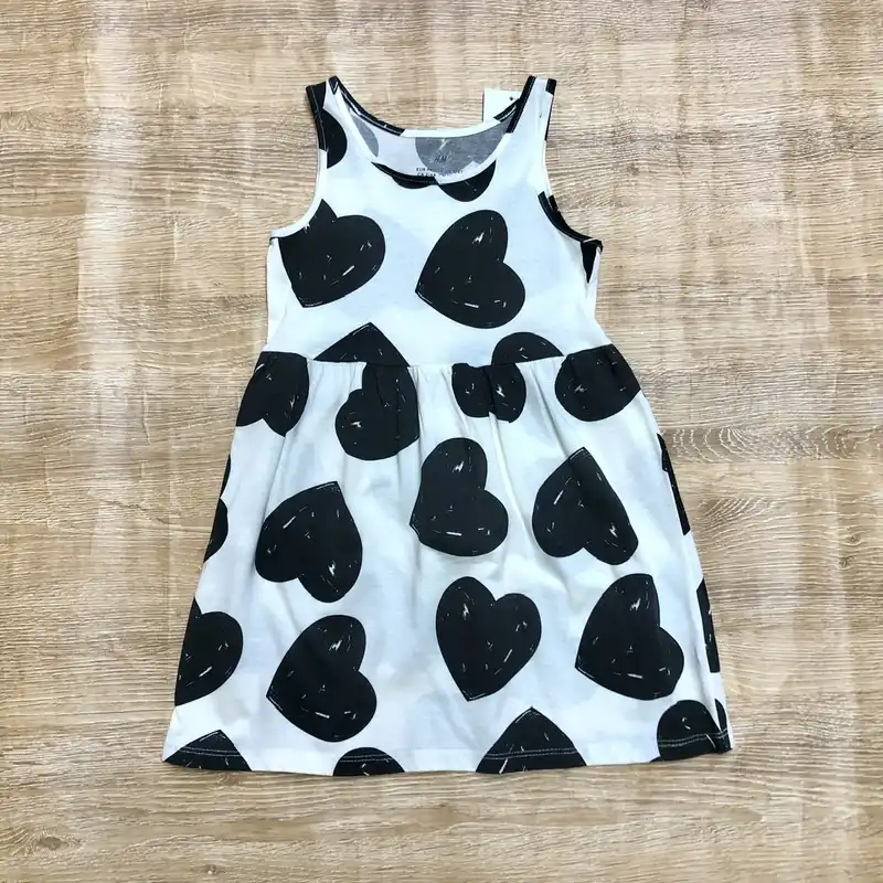 Vestido con corazones negros