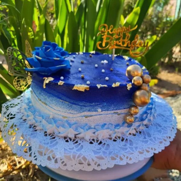 Pastel cubierto de merengue con decoraciones