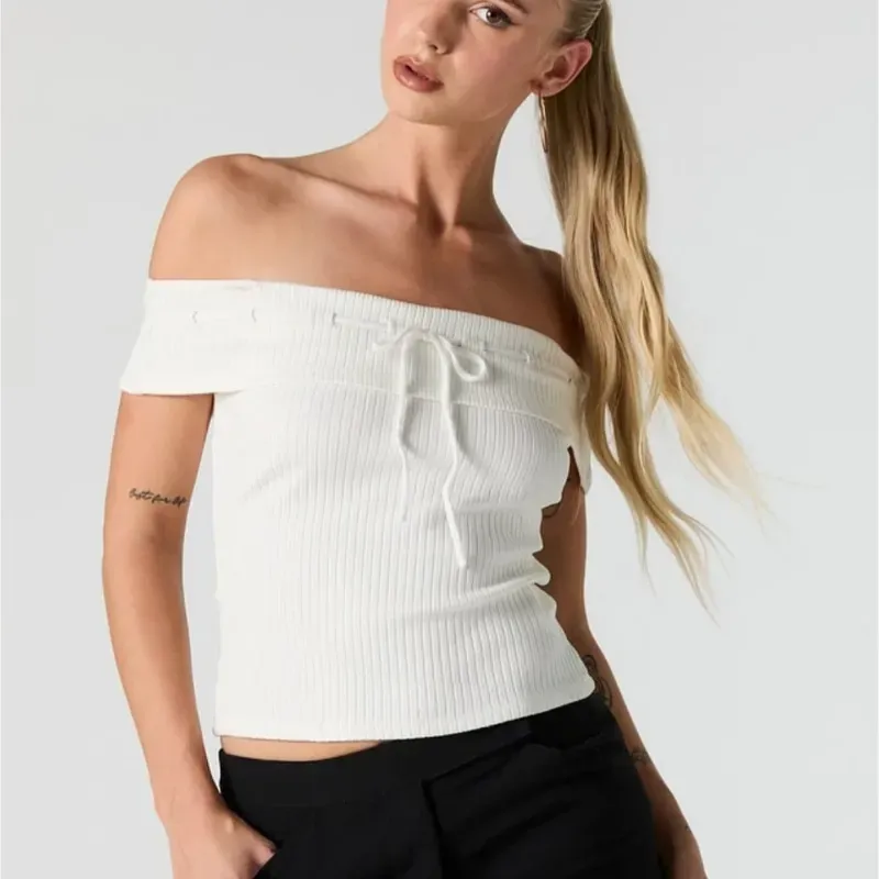 Blusa blanca de hombros descubiertos