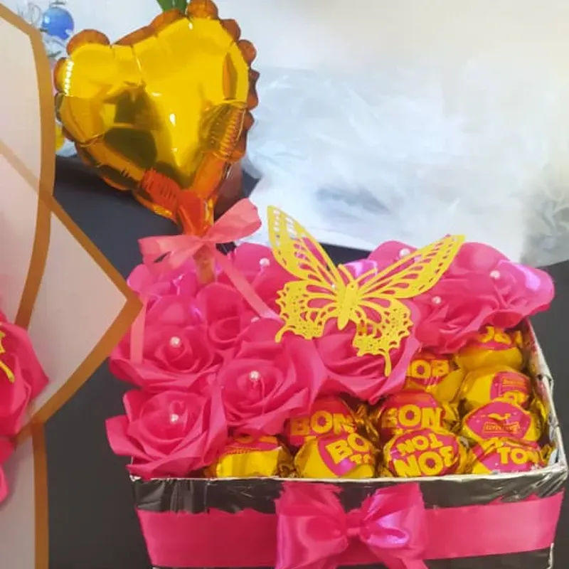 Caja con rosas y bombones