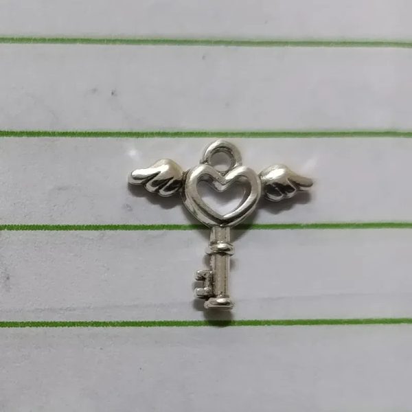 Dije en forma de llave con alas