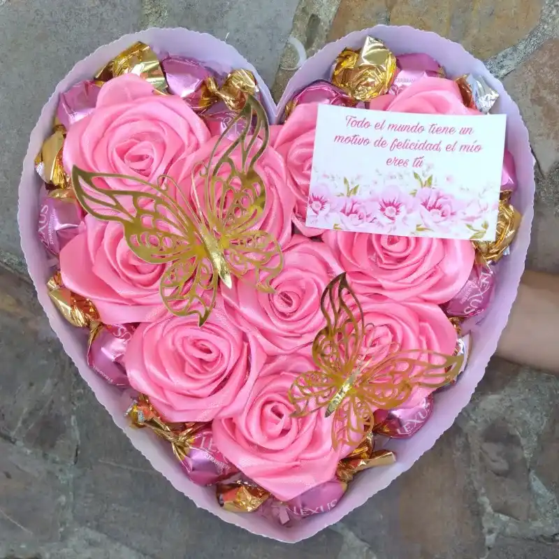 Caja corazón de 10 rosas y 12 bombones