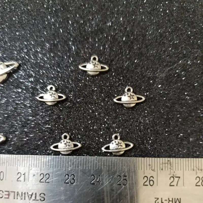 Dije en forma de Saturno  pequeñito