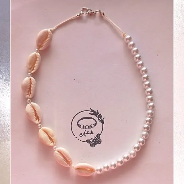 Collar de perlas y caracol