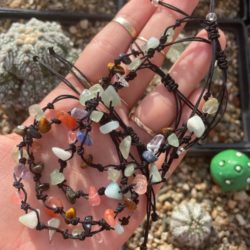 Pulseras de piedras naturales.