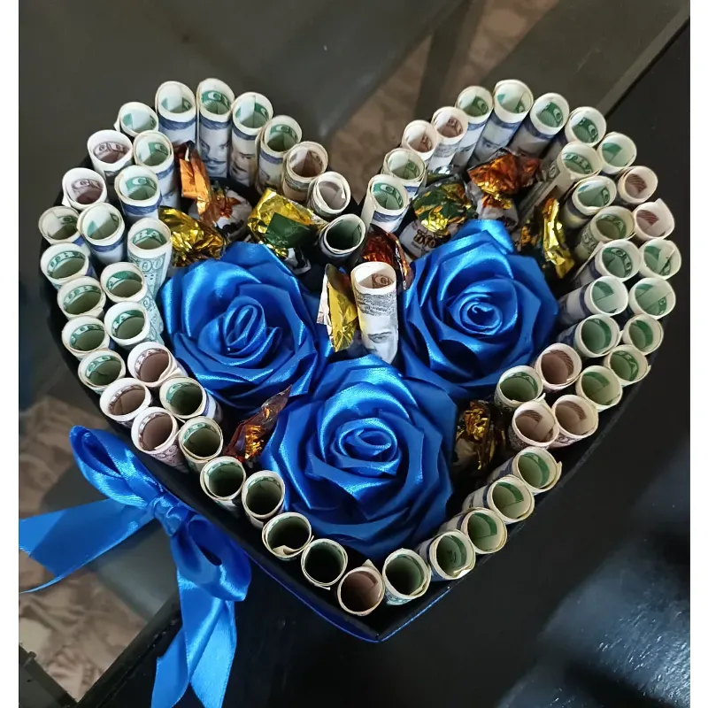 Corazón de flores con bombones