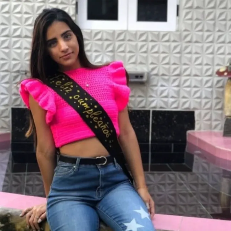 Top con mangas de vuelos