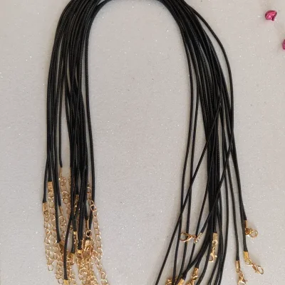 Collares de hilo sintético negro con terminal dorado