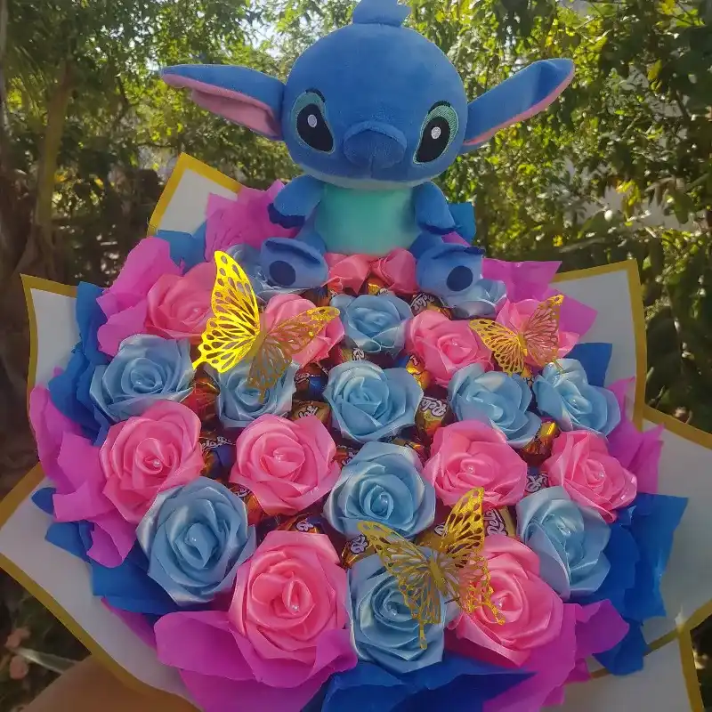 Ramo de rosas con bombones y peluche