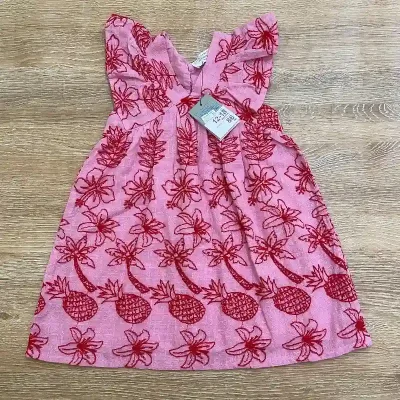 Vestido color rosado con bordados rojos