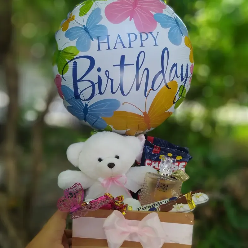 Caja decorada con peluche y perfume