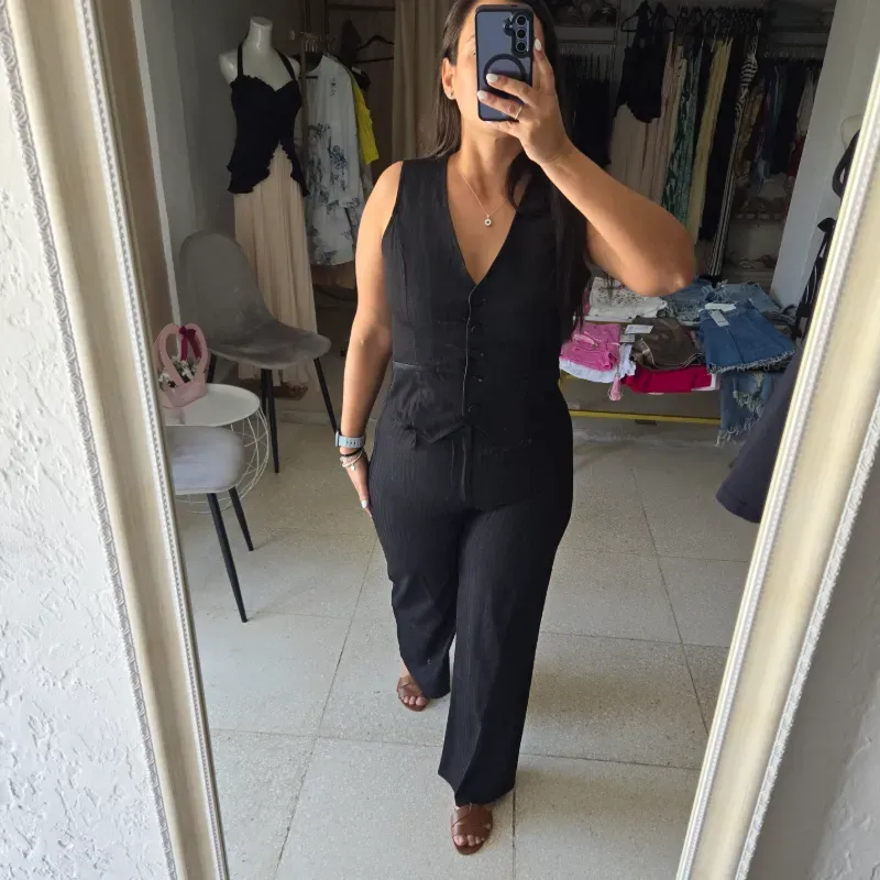 Set pantalon y chaleco gris oscuro a rayas