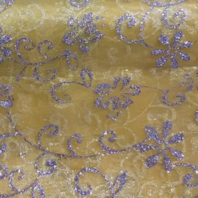 Organza amarilla adornada flor plateada