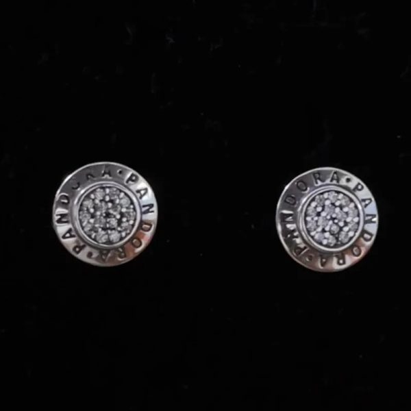 Aretes clásicos del logo plateados