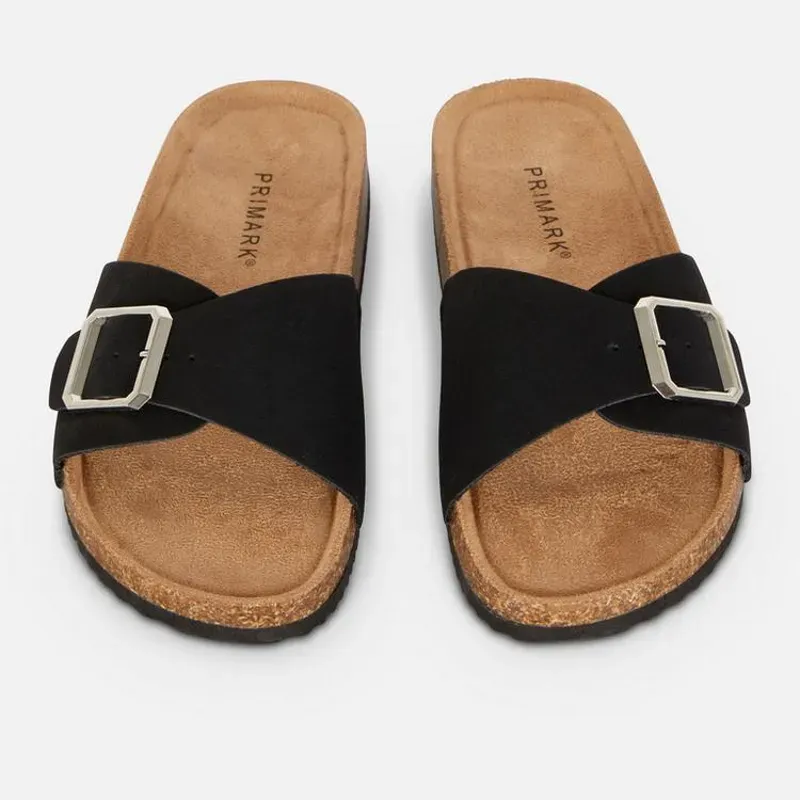 Sandalias planas con hebilla