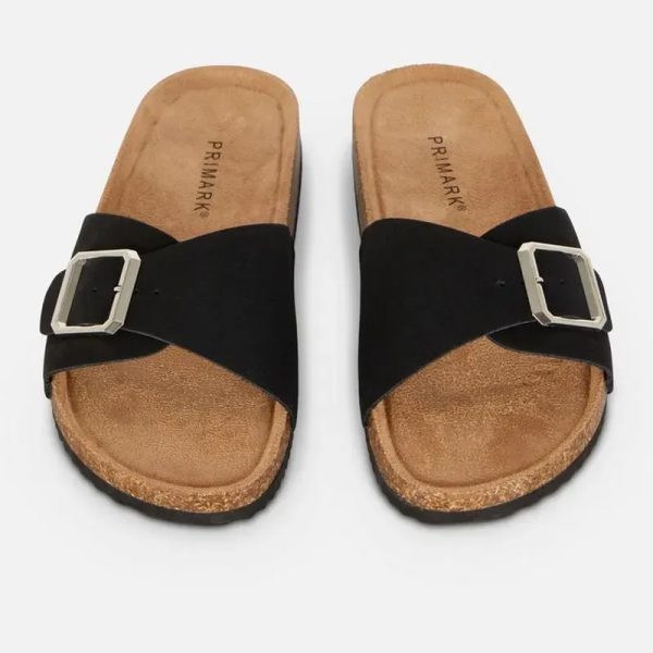 Sandalias planas con hebilla