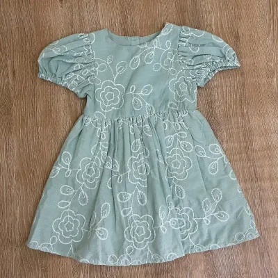 Vestido color verde con flores