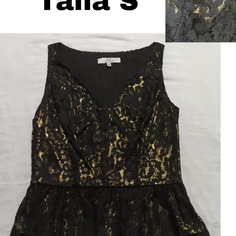 Blusa Negra de encaje y dorada.