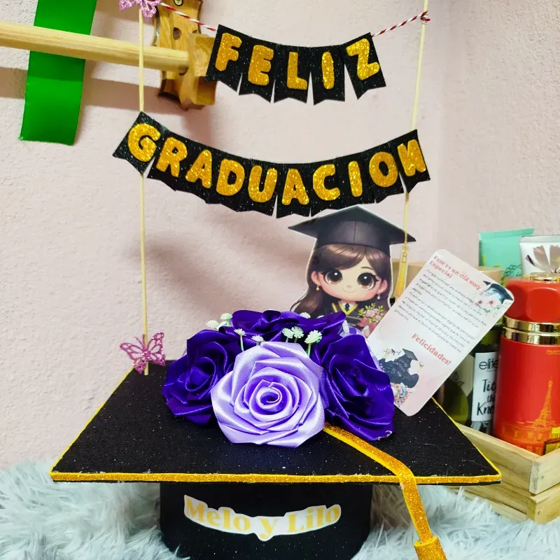 Gorro de graduación con 7 rosas eternas