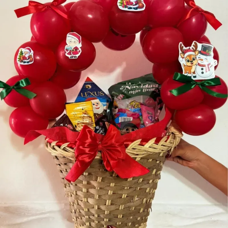 Hermosa cestallena de chocolates y confituras