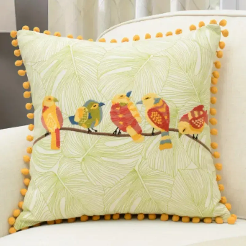 Cojín Pájaros bordados con pompones