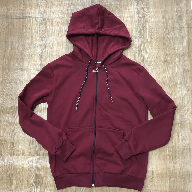 Abrigo con capucha color rojo vino